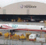 远东航空编号B-28035飞机，17日清晨拖出机棚时与另一架飞机擦撞，外观受损，停在机棚外等待修复。图片来源：台湾中时电子报。 - 台湾新闻-中国新闻网