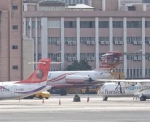 远航今发生自家飞机互撞，其中一架远航班机在机坪旁检修。图片来源：台湾中时电子报。 - 台湾新闻-中国新闻网