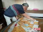 蔡国基正在家中整理韩昌鸿寄自台湾的信件。　钟升 摄 - 台湾新闻-中国新闻网