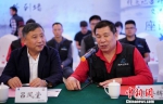 海风出版社社长吕凤堂(左)与台北摄影学会前理事长蔡登辉参加座谈会。　张炜 摄 - 台湾新闻-中国新闻网