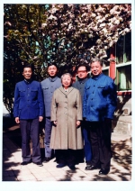 1980年，邓颖超在中南海西花厅与中央对台工作领导小组办公室成员合影。从左至右：王亿、乐美真、邓颖超、耿文卿、杨萌东。图/受访者提供 - 台湾新闻-中国新闻网
