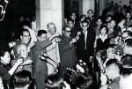 1965年9月26日，廖承志（前右二）在为李宗仁（前左二）回国而举行的中外记者招待会上。图/中新 - 台湾新闻-中国新闻网