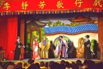 李静芳歌仔戏团在敦和宫冒雨演出 戏迷穿雨衣冒雨看戏 - 中时电子报