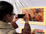 图为市民驻足拍摄台湾摄影作品。　孙睿 摄 - 台湾新闻-中国新闻网