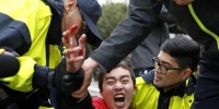 劳团成员发动突袭，其中3人翻过“立法院”大门遭警方以优势人力制伏。(图片来源：台湾《中时电子报》) - 台湾新闻-中国新闻网