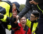 劳团成员发动突袭，其中3人翻过“立法院”大门遭警方以优势人力制伏。(图片来源：台湾《中时电子报》) - 台湾新闻-中国新闻网