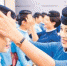 　　图为厦航乘务教员为首批台籍乘务员戴上制服帽。贺 晟摄 - 台湾新闻-中国新闻网