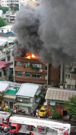 万华艋舺大道又有大火 公寓顶楼全面燃烧 - 中时电子报