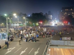 昨日晚间有过千人在“行政院”门口聚集(图片来源：联合新闻网) - 台湾新闻-中国新闻网
