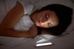 手机都放在床头吗？ 小心甲状腺病变成癌症 - 中时电子报