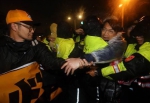 台北市警8日凌晨4点20分强势劝离总统府前时代立委 - 中时电子报