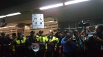 劳团北车卧轨抗议 遭警方强制抬离清空 - 中时电子报