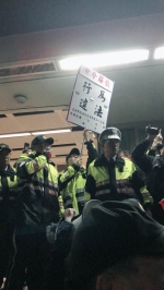 劳团北车卧轨抗议 遭警方强制抬离清空 - 中时电子报
