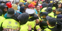 台湾立法机构8日协商“劳基法”修正草案，劳团在立法机构外抗议，喊出“拒绝过劳、拒绝低薪”的口号，与警方发生推挤冲突。图片来源：“中央社” - 台湾新闻-中国新闻网
