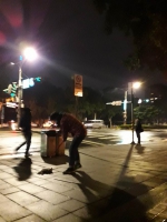 学生凌晨在忠孝东路拖地 表达无言抗议 - 中时电子报