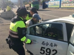 警巡逻遇摔倒翁　扶起关心护送返家 - 中时电子报