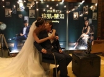 【直击】22岁女星抱9个月爱女和导演老公办婚礼 - 中时电子报