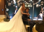 【直击】22岁女星抱9个月爱女和导演老公办婚礼 - 中时电子报