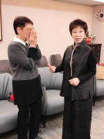 两个「小辣椒」喜相逢！洪秀柱、李芷麟互被吓到：好小只喔 - 中时电子报