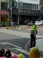 台南空灵女警路口取缔却剎到骑士 网友暴动：我心已超速 - 中时电子报