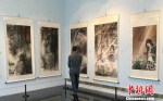 本届两岸书画名家交流美展汇聚了来自两岸的36位中国画名家的88件作品，吸引了两岸书画家及爱好者前来观展。　黄莹 摄 - 台湾新闻-中国新闻网