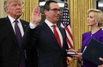 美国财长穆钦（Steven Mnuchin）宣誓就职时，未婚妻露易丝·林顿（Louise Linton）成为镁光灯焦点。(图/美国中文网) - 中时电子报