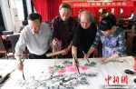 福州市霞光画院院长张天金(左一)，台中云山画会艺术总监、台湾著名水墨大师葛宪能(右二)等两岸书画家在福州共同参加此次书画艺术笔会交流 记者刘可耕 摄 - 台湾新闻-中国新闻网