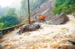 南投县仁爱乡一处道路因雨坍方，道路全线阻断，湍急水流从山壁流下，路面堆满土石。 台湾《中国时报》图 - 台湾新闻-中国新闻网