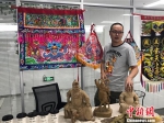 图为台湾创客许趯镫与他带来的台湾文创产品。　杨颜慈 摄 - 台湾新闻-中国新闻网