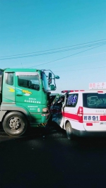 拖板车拦腰撞救护车   幸警消役男无大碍 - 中时电子报