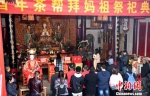 两岸青年在福州三坊七巷天后宫参加茶帮拜妈祖祭祀典礼。　记者刘可耕 摄 - 台湾新闻-中国新闻网