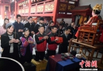 两岸青年参加在福州三坊七巷天后宫举行茶帮拜妈祖祭祀典礼。　记者刘可耕 摄 - 台湾新闻-中国新闻网