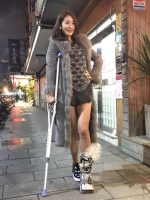 邱泽甘心当猫奴     贾永婕拄拐杖也有型 - 中时电子报