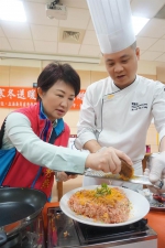 卢秀燕巧扮「阿燕师」 料理爱心炒饭 - 中时电子报