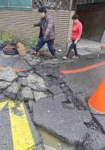 白金双星住宅震到倾斜 柏油路面突起 - 中时电子报