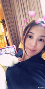 郭富城女儿曝光！ 小胖手偷袭妈妈胸 - 中时电子报