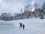 黄晓明、baby牵妈妈的手走在雪地 网友讚温馨 - 中时电子报